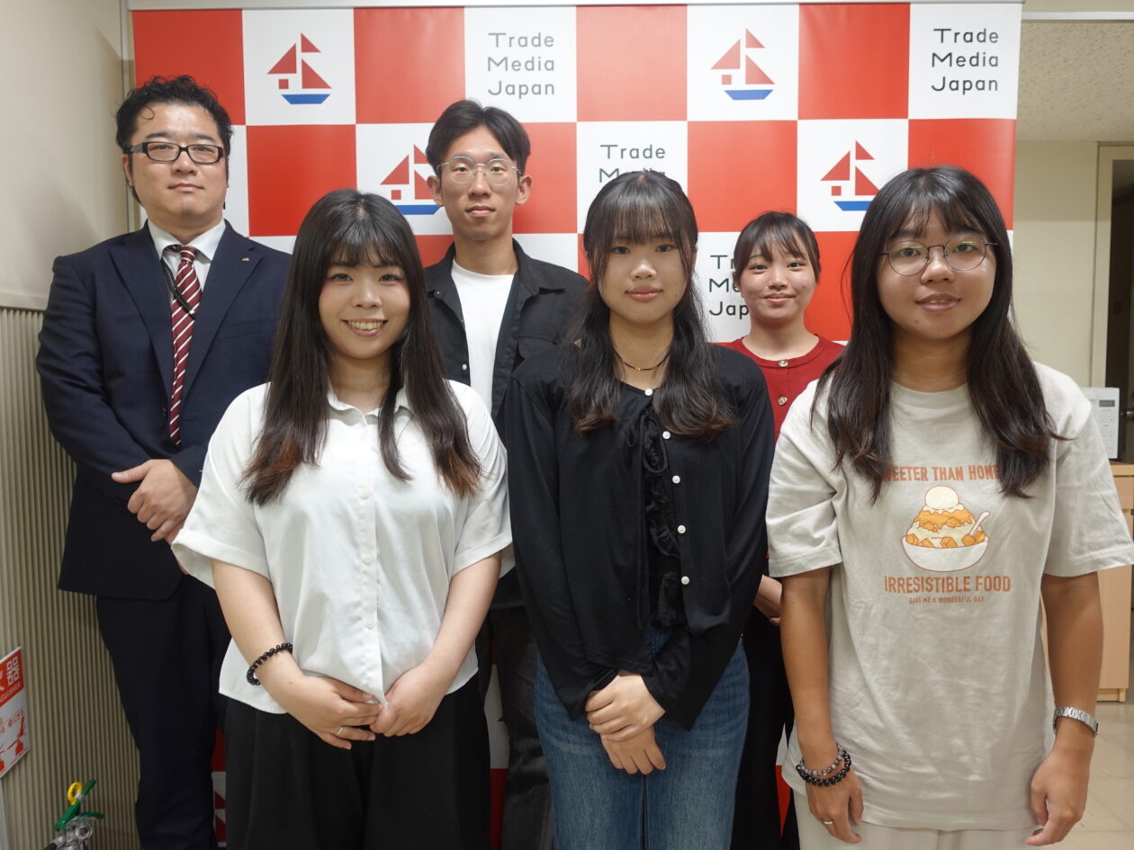 南華大学インターンシップ生への支援寄付金贈呈および記念撮影について
